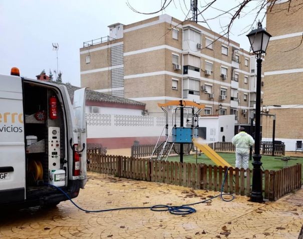 EL AYUNTAMIENTO DESINFECTA LAS ZONAS DE JUEGOS INFANTILES DE LAS ALMENAS, CALLE DEL AIRE Y EL PARQUE DEL CAMINO VIEJO EL AYUNTAMIENTO DESINFECTA LAS ZONAS DE JUEGOS INFANTILES DE LAS ALMENAS, CALLE DEL AIRE Y EL PARQUE DEL CAMINO VIEJO